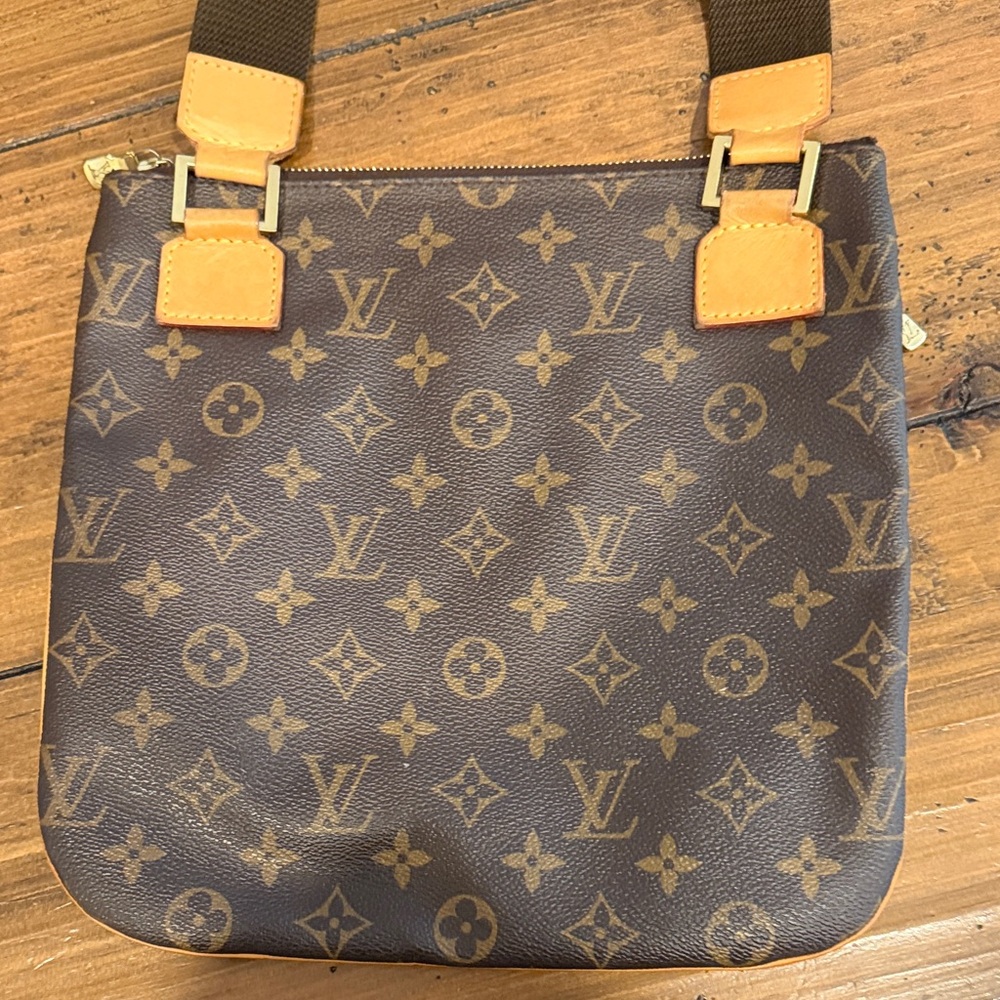 Louis Vuitton Monogram Brown Messenger Bag- great used condition - Picture 4 of 16